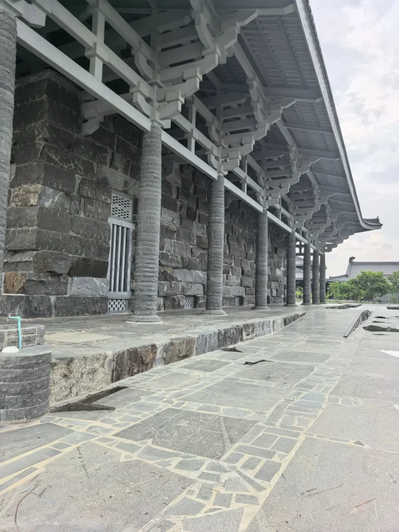 G654 granite columns were precisely profiled by CNC machines, standing straight with tight joints to support the temple’s solemn frame.